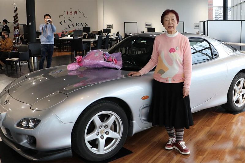 Mulher completa 80 anos e doa modelo Mazda RX-7 que foi seu por 25 anos